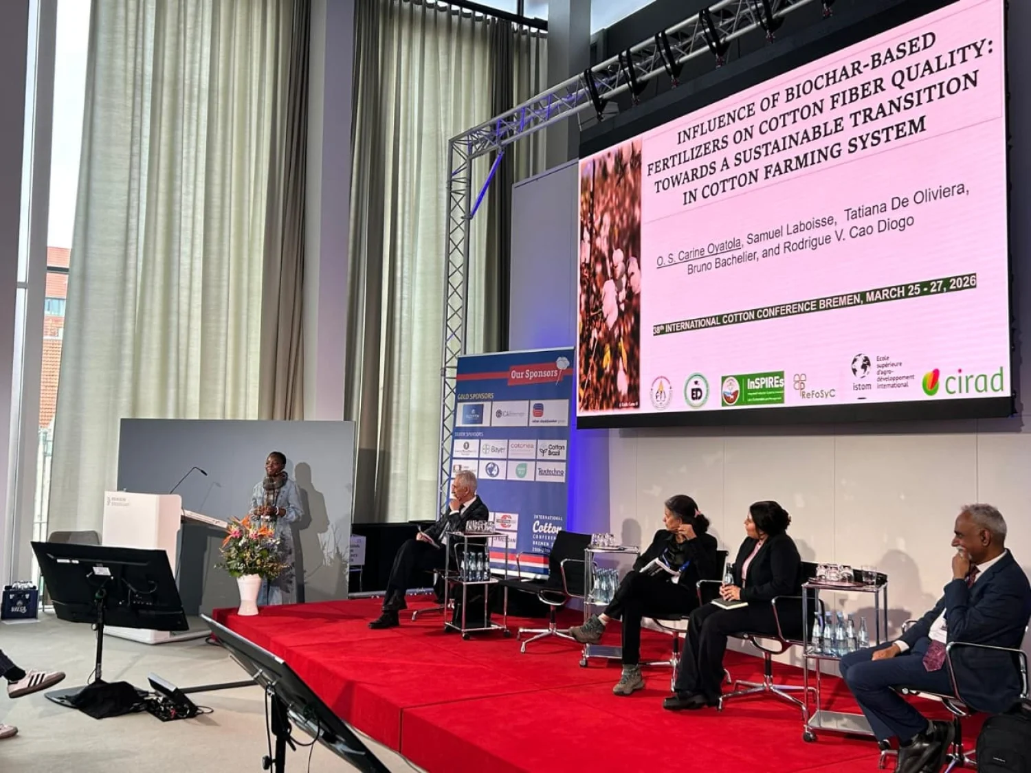 O. S. Carine Oyatola présente ses travaux à la Conférence Internationale du Coton de Brême